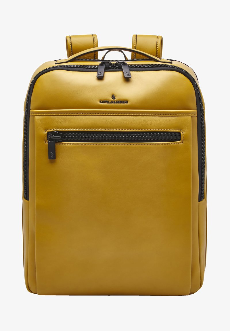 Geel leren rugzak met een strak ontwerp, voorzien van een voorvak met rits en zwarte ritsen. Dubbele gewatteerde schouderbanden voor draagcomfort.