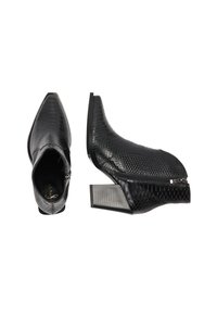 Botine negre până la glezna, cu vârf ascuțit, din piele texturată cu imprimeu de șarpe și toc metallic. Dispune de un fermoar pe lateral pentru închidere.