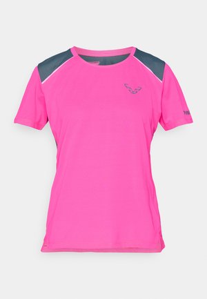 Lyhythihainen urheilu paita kirkkaan vaaleanpunaisena, tummanharmailla olkatunneleilla, teksturoitua kangasta, ja logo rinnassa ja hihassa.