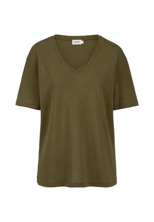 Olivgrünes T-Shirt mit kurzen Ärmeln, V-Ausschnitt, lockerer Passform und sichtbarem Markenlabel am Kragen.