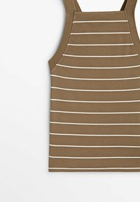 Débardeur rayé marron avec des lignes horizontales blanches ; fabriqué en tissu côtelé ; design sans manches avec un col rond et des coutures renforcées.