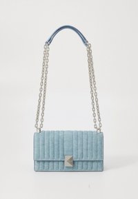 Světle modrá prošívaná kabelka z látky se stříbrným logem. Má řetízkový popruh a strukturovaný obdélníkový tvar.