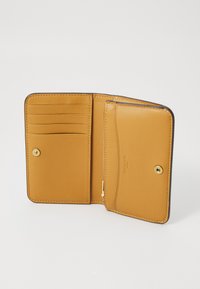 COACH ESSENTIAL SLIM CARD CASE - Lommebok - honey brown