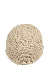Gorro de ganchillo beige con la parte superior redondeada, que presenta un patrón de tela texturizado y tejido apretado, así como un diseño sin costuras.