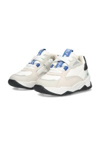 Scarpe da ginnastica bianche e grigie con accenti blu, dotate di una parte superiore testurizzata, lacci e una suola in gomma nera per aumentare la trazione.