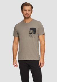 s.Oliver MIT PRINT - T-shirt print - hellbraun