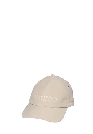 Beige honkbalpet met gebogen klep, geborduurd met "Marc O’Polo EST IN STOCKHOLM" aan de voorkant.