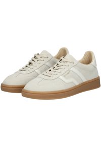 Zapatillas de ante blancas con suela de goma, con cordones tonales y un logo sutil. Textura suave y diseño clásico de caña baja.