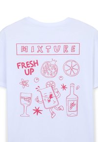 T-shirt bianca caratterizzata da una grafica rosa con le parole "MIXTURE" e "FRESH UP", illustrazioni di frutta, bevande e un personaggio giocoso.