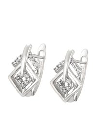 Strieborné geometrické náušnice so kameňmi podobnými diamantom, ktoré tvoria vnútorné a vonkajšie štvorcové tvary, s elegantným, moderným uzáverom.