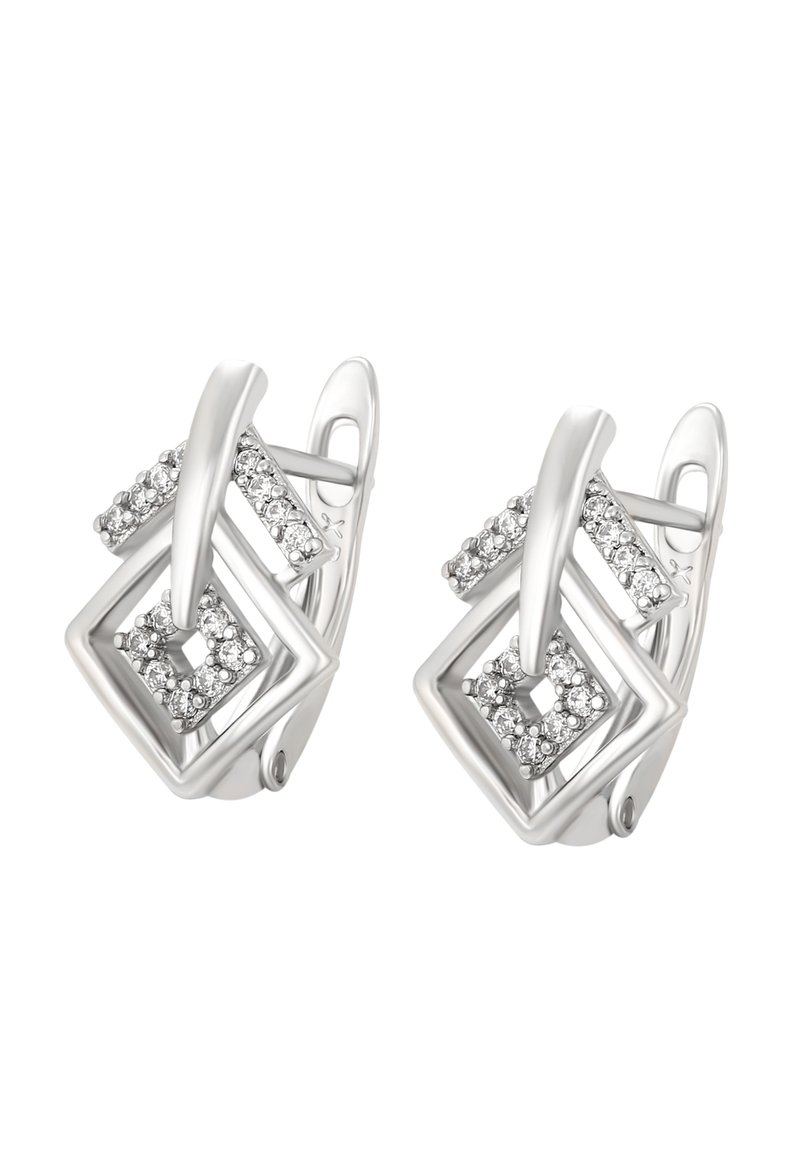 Strieborné geometrické náušnice so kameňmi podobnými diamantom, ktoré tvoria vnútorné a vonkajšie štvorcové tvary, s elegantným, moderným uzáverom.