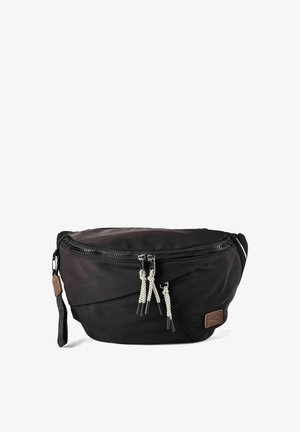Sort stof bæltetaske med to lynlåslommer, hvide og sorte snoretræk i lynlåsen og et lille brunt lædermærke.