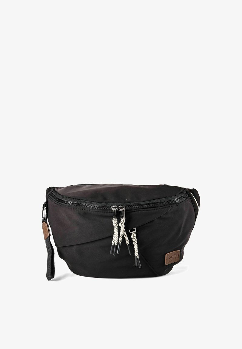 Czarna torba na pas z dwoma zamykanymi na zamek przegródkami, białe i czarne ściągacze zamka na sznurku oraz mała brązowa skórzana łatka.