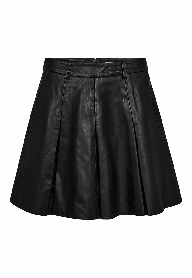 Gonna nera in pelle a trapezio con vita alta, pieghe e tasche laterali. Texture liscia con finitura lucida. Chiusura con cerniera sul retro.