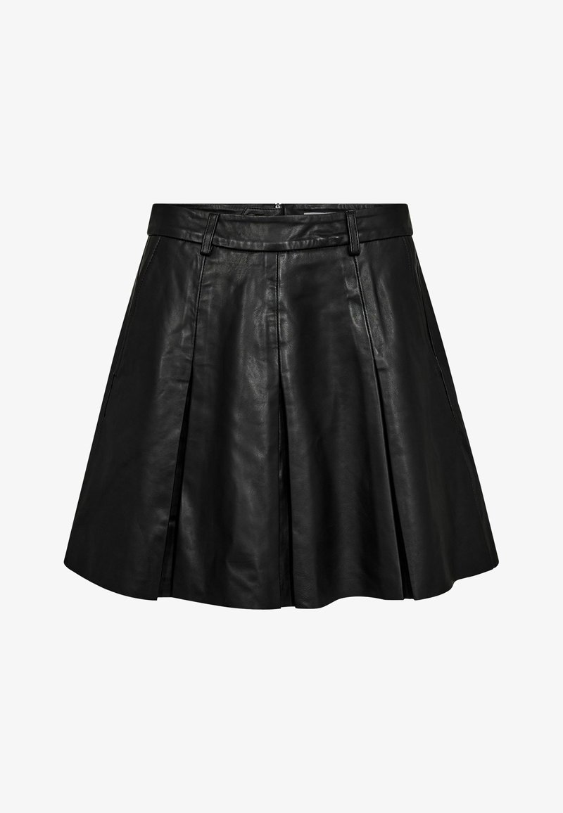 Gonna nera in pelle a trapezio con vita alta, pieghe e tasche laterali. Texture liscia con finitura lucida. Chiusura con cerniera sul retro.