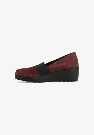 Scarpa con tacco in suede bordeaux con una fascia elastica nera nella parte superiore. Presenta una punta arrotondata e suola in gomma testurizzata per una presa migliore.