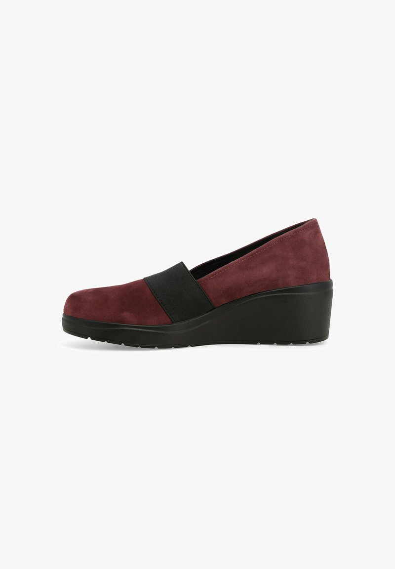 Scarpa con tacco in suede bordeaux con una fascia elastica nera nella parte superiore. Presenta una punta arrotondata e suola in gomma testurizzata per una presa migliore.