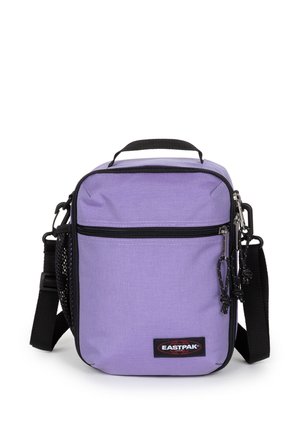 Kleine rechteckige lila Schultertasche mit schwarzem verstellbarem Riemen, vorderer Reißverschlusstasche, Tragegriff oben und Eastpak-Logo-Aufnäher.