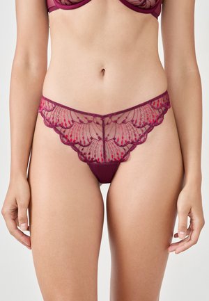 Bordeaux kanten lingerie met een gegolfd ontwerp, doorschijnende panels met ingewikkelde bloemenpatronen en een gladde stof tailleband.