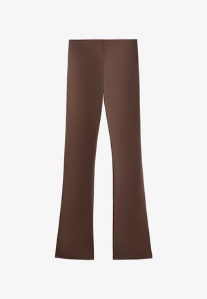 Bruine stretchbroek met een uitlopende pasvorm, voorzien van een gladde textuur en een hoge tailleband voor comfort. Geen zichtbare patronen of metalen details.