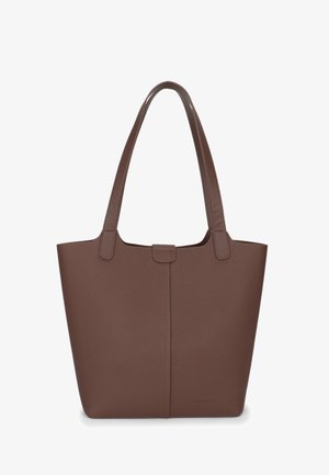 Bolso tote marrón hecho de cuero texturizado con dos asas para el hombro, un cierre central y un diseño minimalista. Presenta un logotipo de la marca en relieve.
