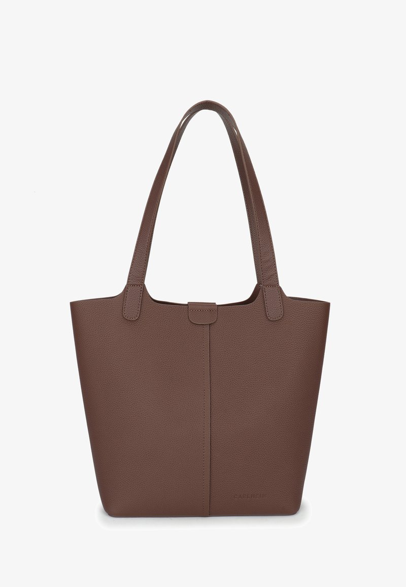 Sac fourre-tout marron en cuir texturé avec deux bretelles, une fermeture centrale et un design minimaliste. Présente un logo de marque en relief.