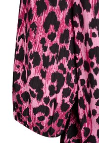 Roza tkanina z izrazitim črnim in temno roza leopardjim vzorcem ter nabranimi elastičnimi rokavi.