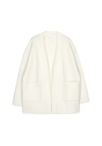 Witte gebreide cardigan met een open voorkant, brede mouwen, twee zakken aan de voorkant en geribbelde accenten aan de randen. Zachte textuur en een ruime pasvorm.