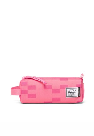 Trousse rectangulaire rose avec poignée, motif à carrés pixelisés, fermeture éclair et étiquette blanche de la marque Herschel à l'avant.