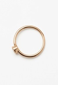 Ring aus Roségold, kreisförmig, mit glatter Oberfläche, der an einem Ende ein quadratisches Akzentelement für ein modernes Design aufweist.