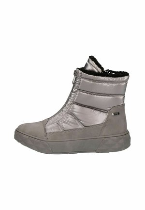 Bottines grises avec une tige brillante et rembourrée, fermeture zippée et doublure en polaire noire. Présente une semelle en caoutchouc texturé et des accents en motif triangulaire.