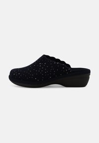 Zoccoli di feltro blu navy con un motivo testurizzato e bordi scallopati, dotati di una suola in gomma nera e leggermente elevata.