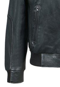 Schwarzer Lederjackenärmel mit einer Reißverschlusstasche, sichtbaren weißen Nähten sowie gerippten Bündchen an Ärmel und Saum.