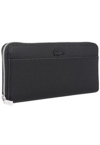 Portafoglio nero realizzato in materiale testurizzato con chiusura a zip, caratterizzato da un logo laterale e un pannello accentuato liscio. Presenta un design elegante e rettangolare.