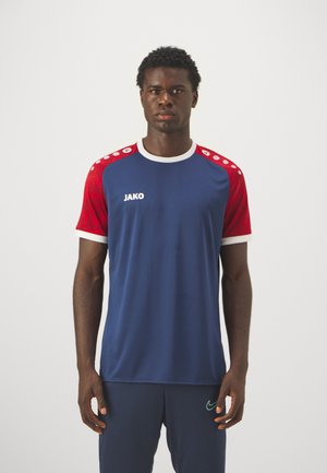Navy blauwe sportshirt met rode patroonmouwen, witte kraag en afwerking, met het JAKO-logo op de voorkant.