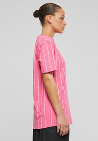 Karl Kani SMALL SIGNATURE ESSENTIAL STRIPE TEE - T-shirt print - pink