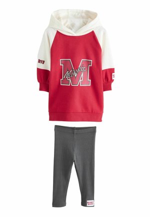 Roter Hoodie mit weißen Akzenten, der ein großes "M" und den Text "Minnie" zeigt. Kombiniert mit grauen Leggings, beide aus weichem Stoff gefertigt.