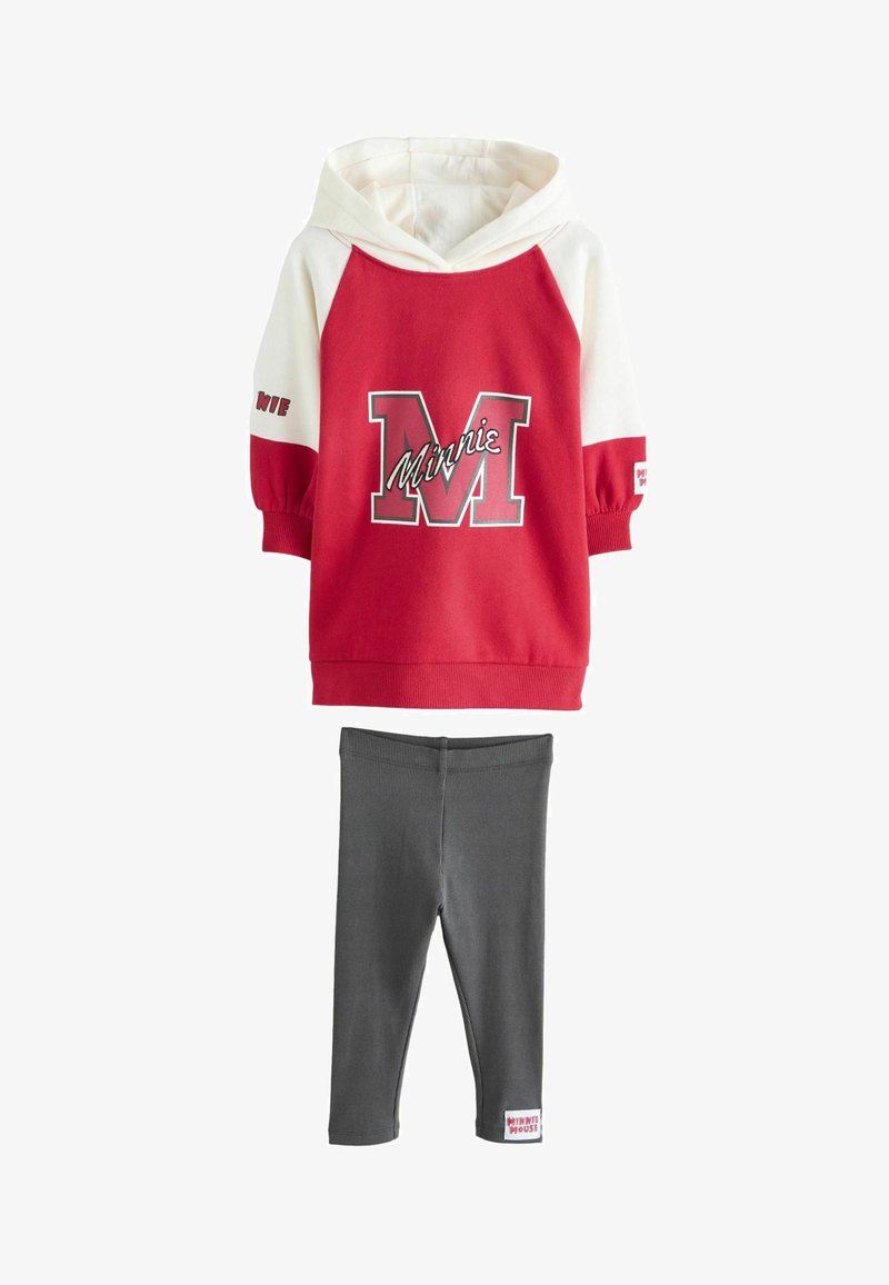 Roter Hoodie mit weißen Akzenten, der ein großes "M" und den Text "Minnie" zeigt. Kombiniert mit grauen Leggings, beide aus weichem Stoff gefertigt.