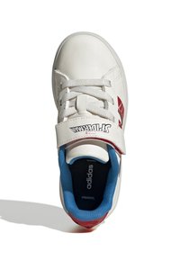 Weiße Sneaker mit Obermaterial aus Leder, roten Akzenten und blauer Textilauskleidung. Mit einem Vorderriemen und Logo-Details.