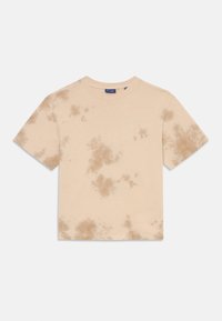 Beżowa bawełniana koszulka z luźnym krojem. Posiada wzór tie-dye w ciemniejszych odcieniach beżu, okrągły dekolt i krótkie rękawy.