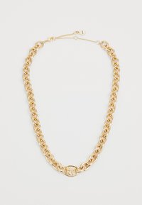 Collier en ton or avec de grandes maillons de chaîne entrelacés et un pendentif ovale central avec le logo "DKNY" en relief. Fermeture à cliquet ajustable.