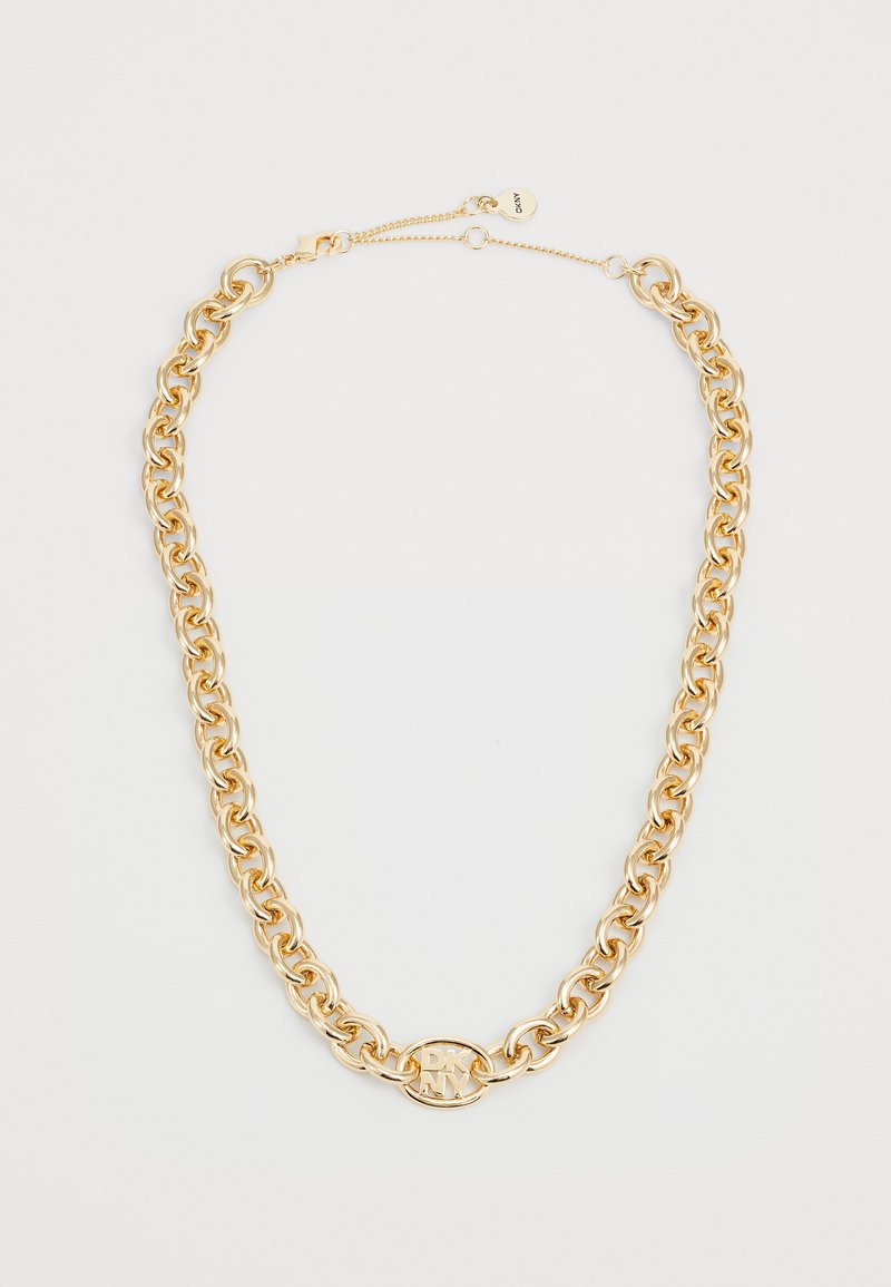 Collier en ton or avec de grandes maillons de chaîne entrelacés et un pendentif ovale central avec le logo "DKNY" en relief. Fermeture à cliquet ajustable.
