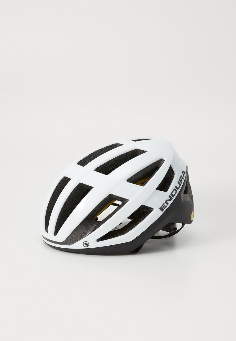 Weißer und schwarzer Fahrradhelm mit Belüftungsschlitzen, versehen mit dem "Endura"-Logo, auf einem hellen Hintergrund platziert.