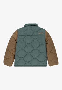 Polstret jakke i teal og brun, med en kviltet design og bølgemønster, høy krage, og Levi's logo i gull på baksiden.