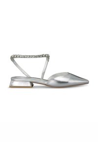 Flache silberne, metallische Slingback-Schuhe mit spitzem Zehenbereich, verziert mit einem mit Kristallen akzentuierten Riemen und ausgestattet mit einem niedrigen Blockabsatz.
