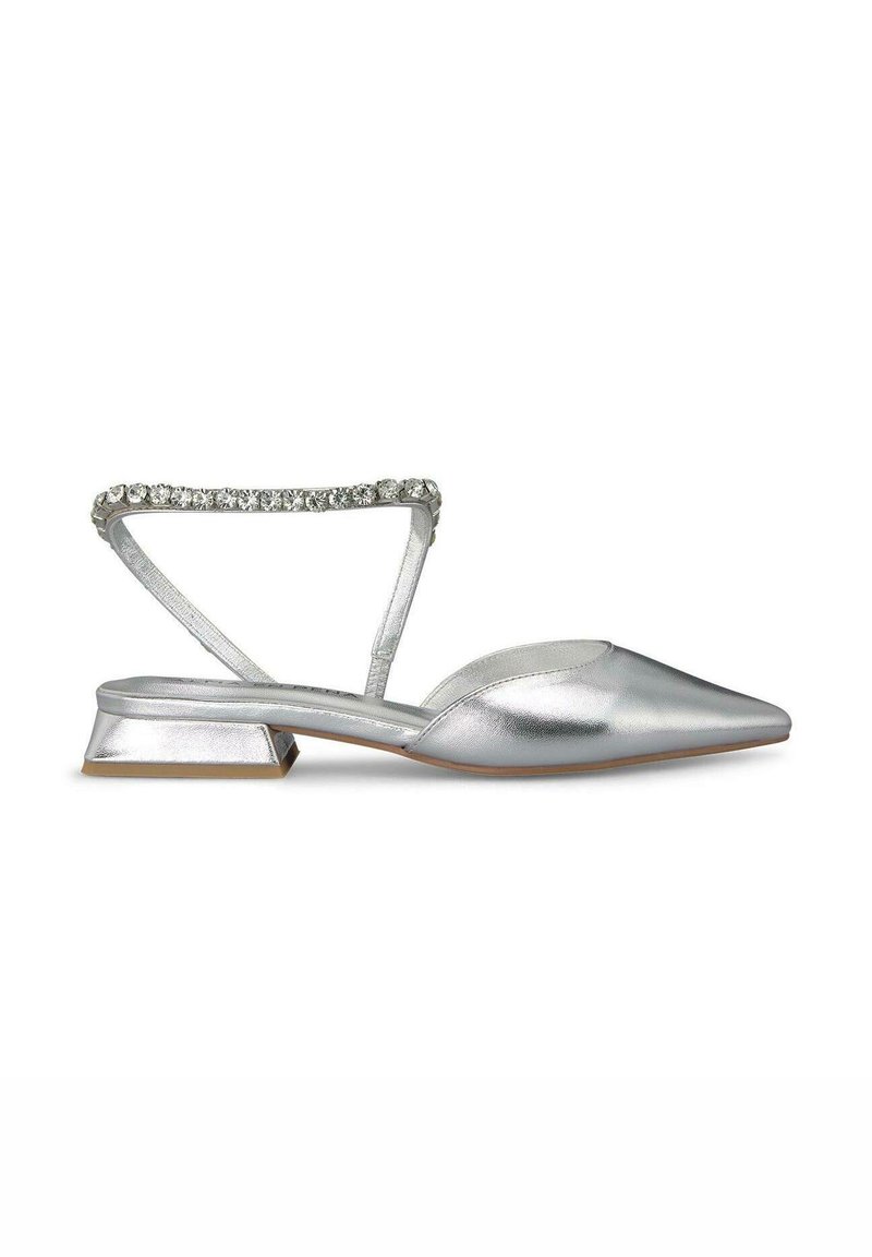 Flache silberne, metallische Slingback-Schuhe mit spitzem Zehenbereich, verziert mit einem mit Kristallen akzentuierten Riemen und ausgestattet mit einem niedrigen Blockabsatz.