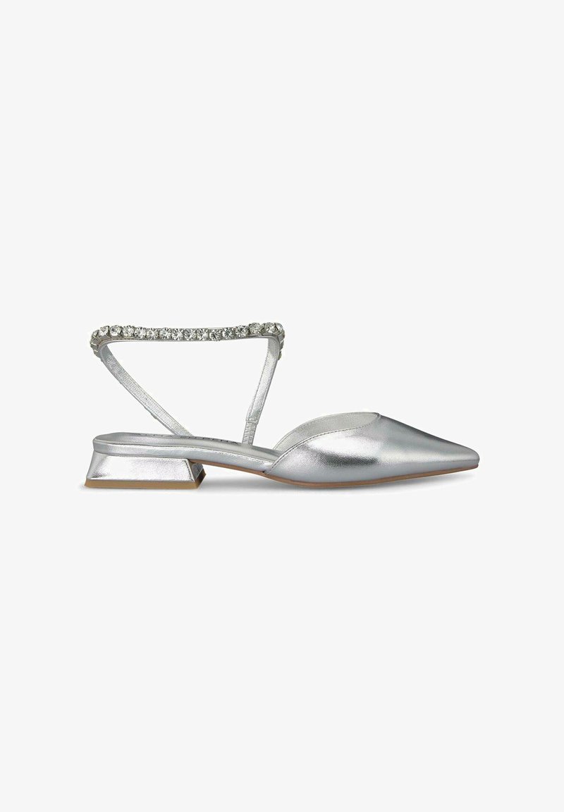 Flache silberne, metallische Slingback-Schuhe mit spitzem Zehenbereich, verziert mit einem mit Kristallen akzentuierten Riemen und ausgestattet mit einem niedrigen Blockabsatz.
