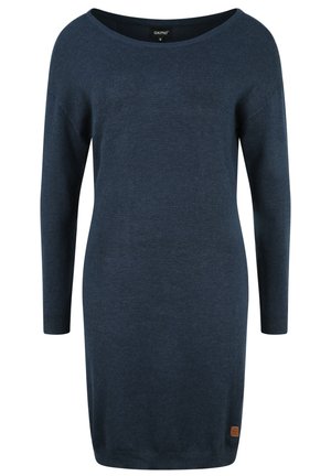 Vestido de punto azul marino con un escote amplio, mangas largas y forma ajustada. Presenta un pequeño parche de logo en el dobladillo. Textura suave.