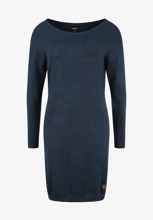 Rochie tricotată bleu marin, cu decolteu larg, mâneci lungi și croi ajustat. Prezintă un mic patch cu logo la tiv. Textură moale.