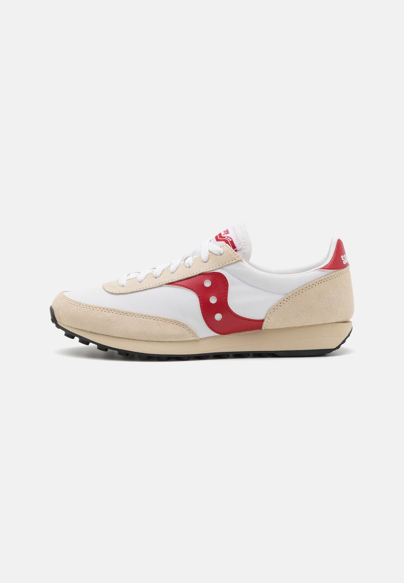 Zapatilla blanca con acentos y logotipo de ante rojo, entresuela beige, cierre de cordones blanco y suela exterior de goma negra para tracción. Diseño atlético clásico.